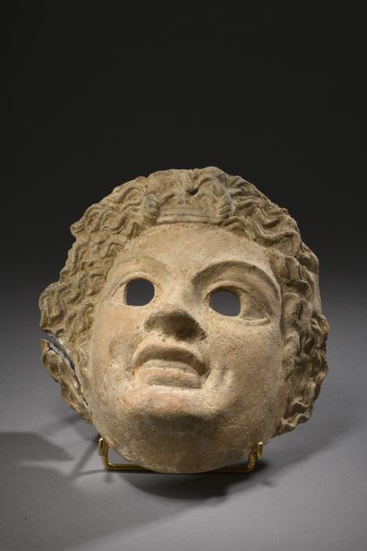 null MASK OF COMEDY. 
Terracotta. 
Roman art. 
Accidents. 
H. 19 cm