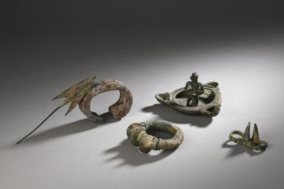 null LOT OF BRONZE composed of an oil lamp, two bracelets, an archer's ring and an...