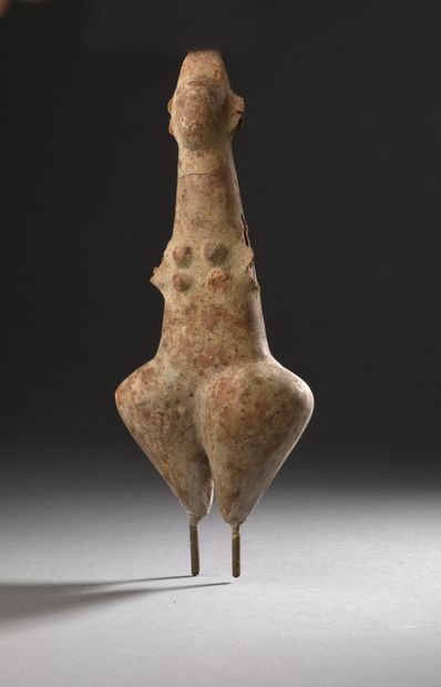 null Anthropomorphic female steatopyge with arms folded on the chest. Terracotta....