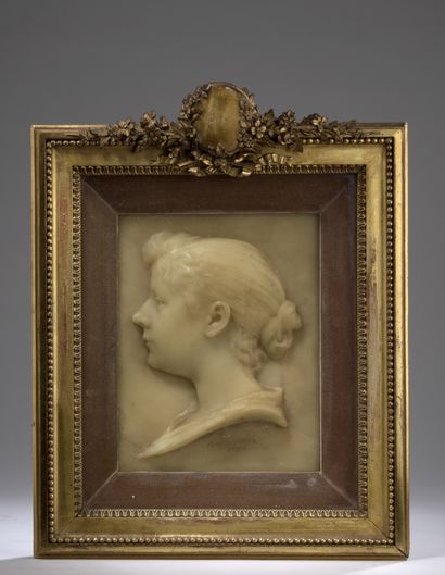 null Alfred BOUCHER (1850-1934) 
Profil de jeune fille
Bas-relief en cire.
Signé...