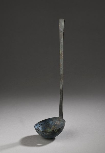 null SIMPULUM in bronze. 
Roman art. 
Green and blue oxidation. 
Accidents. 
L. 26...
