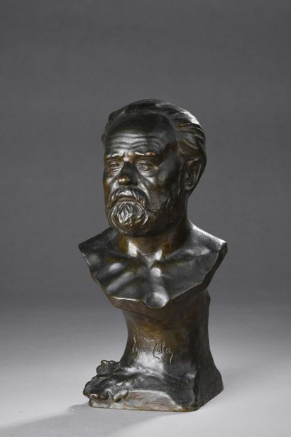 null Jules JOUANT (1882-1921)
Emile Zola (1840-1902)
Small bronze bust with brown...