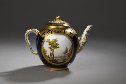 null SEVRES
A hard porcelain teapot and a soft porcelain lid with polychrome decoration...