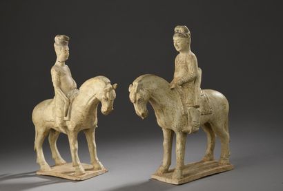 null TWO CAVALIERS and their mounts in beige glazed terra cotta.
China, Sui dynasty...