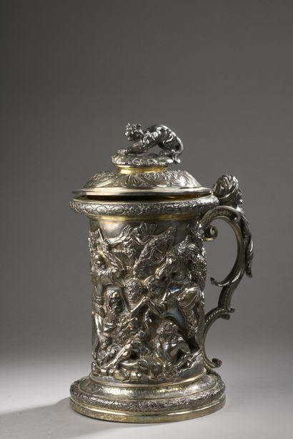 null ELKINGTON & CO
LARGE CHOPE in silver plated metal, posing on the bottom, the...