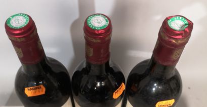 null 3 bouteilles Château LABEGORCE ZEDE 1993 - Margaux 
Étiquettes légèrement tachées...