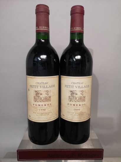 null 2 bouteilles Château PETIT VILLAGE 1990 - Pomerol 
Étiquettes légèrement ta...