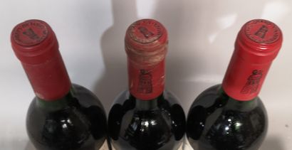 null 3 bouteilles Château LATOUR 1983 - 1er Gcc Pauillac 
Étiquettes légèrement tachées....