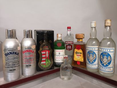 9 flacons ALCOOLS blancs 
DIVERS: Vodka,...