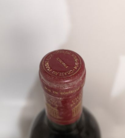 null 1 bouteille Château MARGAUX 1985 - 1er Gcc Margaux 
Etiquette marquée.