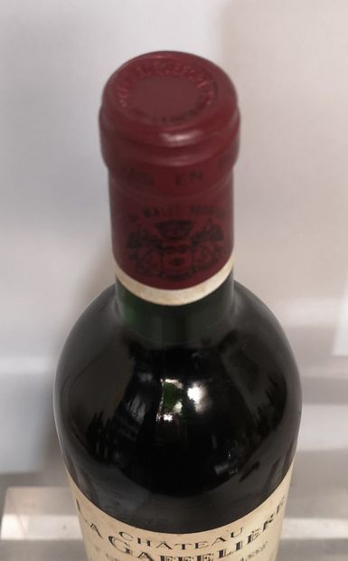 null 1 bouteille Château LA GAFFELIERE 1993 - Saint Emilion 1er Grand Cru 
Etiquette...