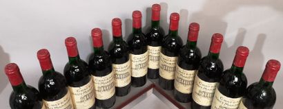 null 12 bouteilles Château HAUT MARBUZET 1986 - Saint Estèphe 
Étiquettes légèrement...
