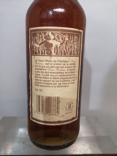 null 1 bottle 70cl VIEUX RHUM AGRICOLE TROIS RIVIERES 1976 Martinique 
Label slightly...