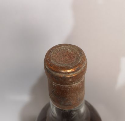 null 1 bottle Château de La FONVIEILLE 1945 "Réserve du Theulet" - Monbazillac 
Stained...