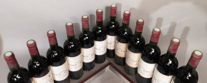 null 12 bottles Château LYNCH BAGES 1981 - 5th Gcc Pauillac 
Slightly stained and...
