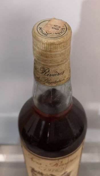 null 1 bottle 70cl VIEUX RHUM AGRICOLE TROIS RIVIERES 1976 Martinique 
Label slightly...