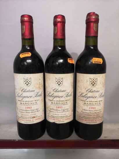 null 3 bouteilles Château LABEGORCE ZEDE 1993 - Margaux 
Étiquettes légèrement tachées...