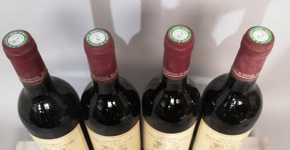 null 4 bouteilles Château PETIT VILLAGE 1992 - Pomerol 
Étiquettes légèrement ta...