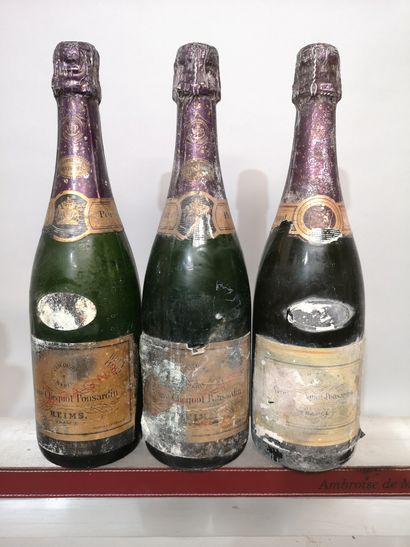 null 3 bouteilles CHAMPAGNE - VEUVE CLICQUOT PONSARDIN 2 de 1982 et 1 de 1983 
Étiquettes...