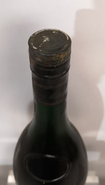 null 1 bottle 1 L COGNAC Fine Champagne "V.S.O.P. - Remy MARTIN 
Stained and damaged...