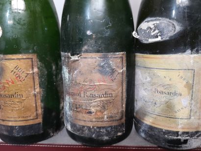 null 3 bouteilles CHAMPAGNE - VEUVE CLICQUOT PONSARDIN 2 de 1982 et 1 de 1983 
Étiquettes...