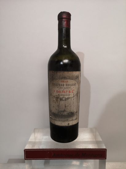 null 1 bouteille Château GUILLOT 1923 -"1er Cru de Pomerol" 
Etiquette tachée. Niveau...