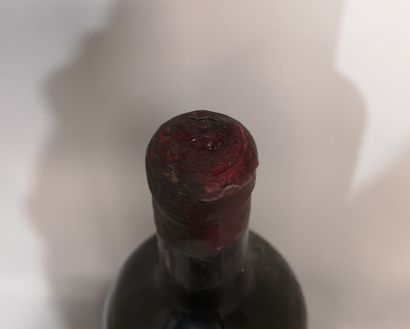 null 1 bouteille Château GUILLOT 1923 -"1er Cru de Pomerol" 
Etiquette tachée. Niveau...