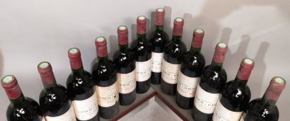 null 12 bottles Château LYNCH BAGES 1981 - 5th Gcc Pauillac 
Labels slightly stained...