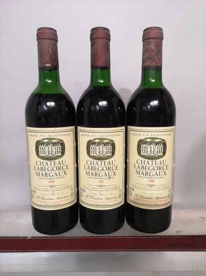 null 3 bouteilles Château LABEGORCE 1987 - Margaux 
Étiquettes légèrement tachées....
