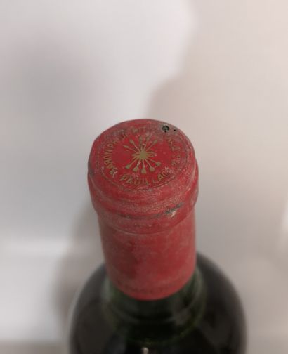 null 1 bouteille Château MOUTON ROTHSCHILD 1977 - 1er Gcc Pauillac 
Etiquette tachée....