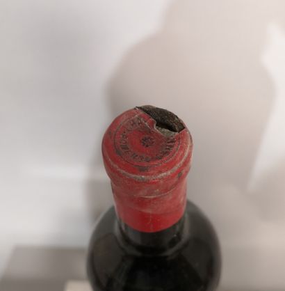 null 1 bottle Château CLINET 1955 - Pomerol 
Label slightly stained. Mid shoulder...