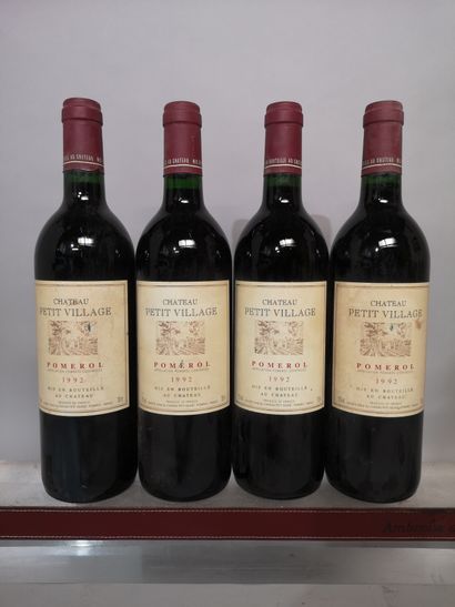 null 4 bouteilles Château PETIT VILLAGE 1992 - Pomerol 
Étiquettes légèrement ta...