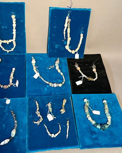 null Lot including 8 pieces :
-Necklace and an earring in glass paste
-2 necklaces...