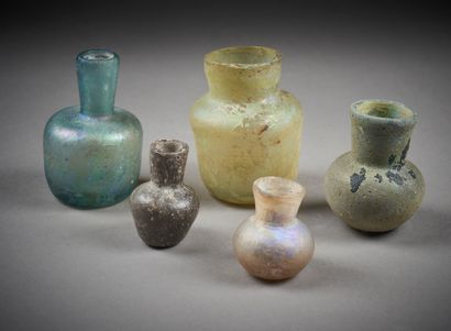 null Lot including 51 pieces:
-GLASS VIALS SIZE
Islamic art, 8th-10th century
Set...