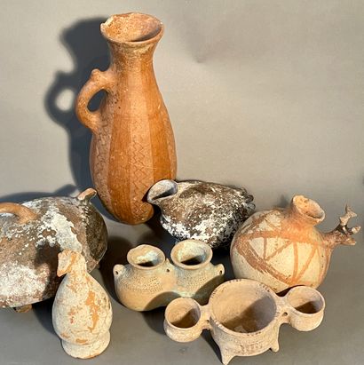 null Lot including 7 pieces:
-TWO TERRACOTTA VASES 
Caspian, early 1st millennium...