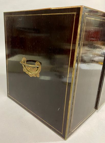 null Travelling case in veneer and gilded brass fillets opening by two doors revealing...