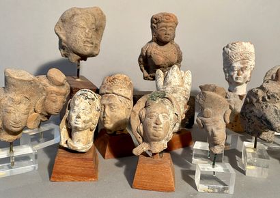 null Set of 24 terracotta or stucco heads, Islamic period
Small missing parts and...