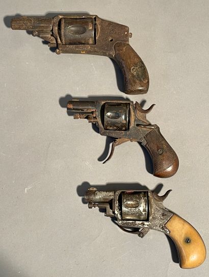 null Deux revolvers Bulldog à percussions centrales 
Calibres 320 dont l'un à plaquette...