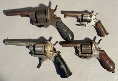 null Four revolvers, with pin. 
Calibers 7 and 5 mm
Era second half of the XIXth...