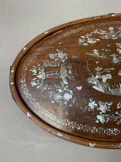 null Oval tray in exotic wood and mother-of-pearl inlays, central decoration of warriors...