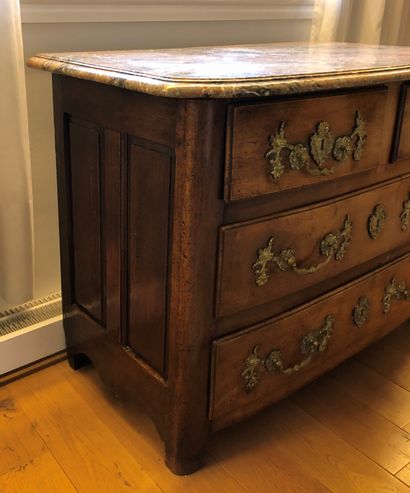 null Regency style wood veneer chest of drawers
It opens with four drawers on three...