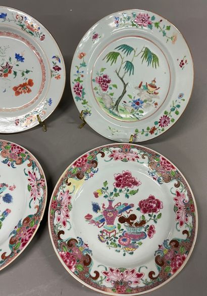 null Compagnie des Indes
Quatre assiettes en porcelaine à décor fleuri, d : 23 cm,...