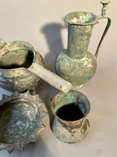 null Lot including 4 pieces:
-BRONZE POURER AND BASIN 
Seljuk Iran, 12th-13th century
Vase...