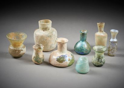 null Lot including 51 pieces:
-GLASS VIALS SIZE
Islamic art, 8th-10th century
Set...