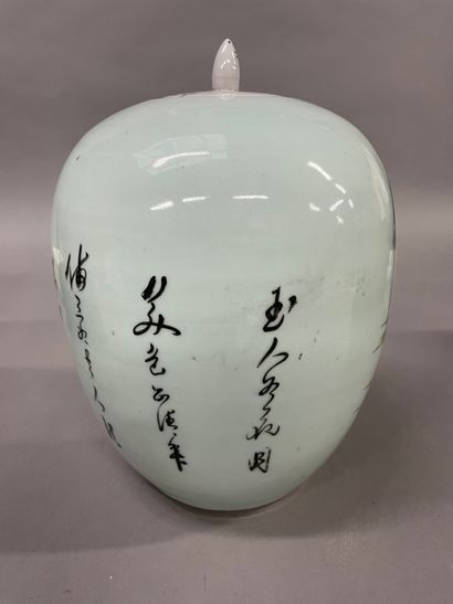 null Lot comprenant :
- Vase couvert en porcelaine de Chine, à décor de femmes dans...