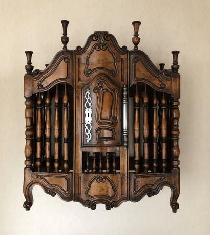 null Provençal pan in molded and carved walnut and its crankcase
(small lacks and...