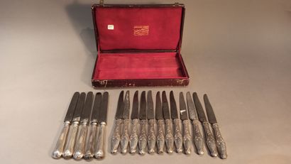 null Lot including: 
- 9 silver fruit knives 2nd title 800 ‰, wooden handle. Attached...