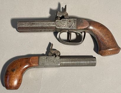 null Deux pistolets à percussion dont un à double canon en table.
Époque milieu XIXe...