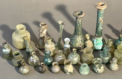 null Lot including 51 pieces:
-GLASS VIALS SIZE
Islamic art, 8th-10th century
Set...