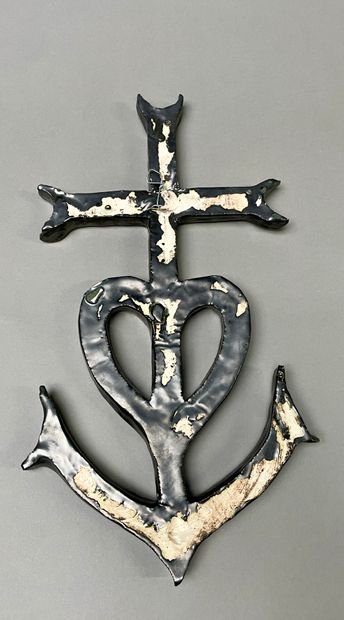 null Odette DIJEUX (1920 - 2020)
Croix des Gardians, circa 1950
Terre vernissée noire...